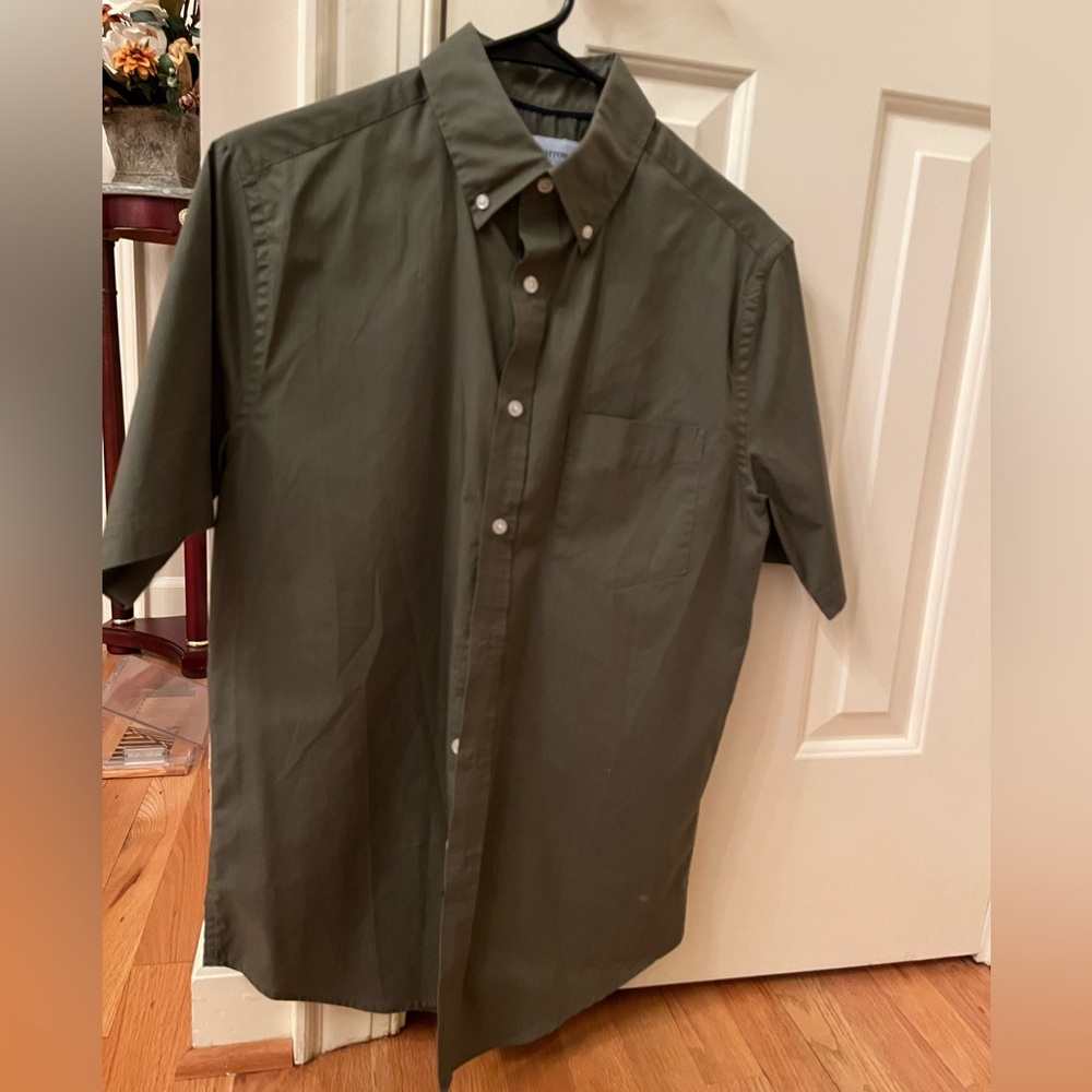 NWOT Croft and Barrow Men’s short sleeve olive green button up shirt size medium